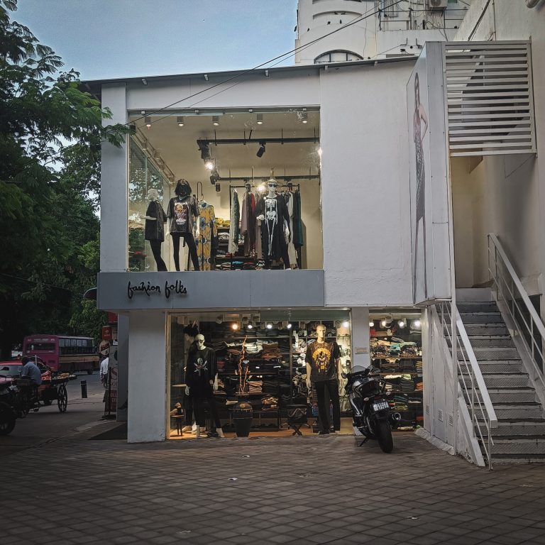 Street photo in Chennai, India by Selva Kumar