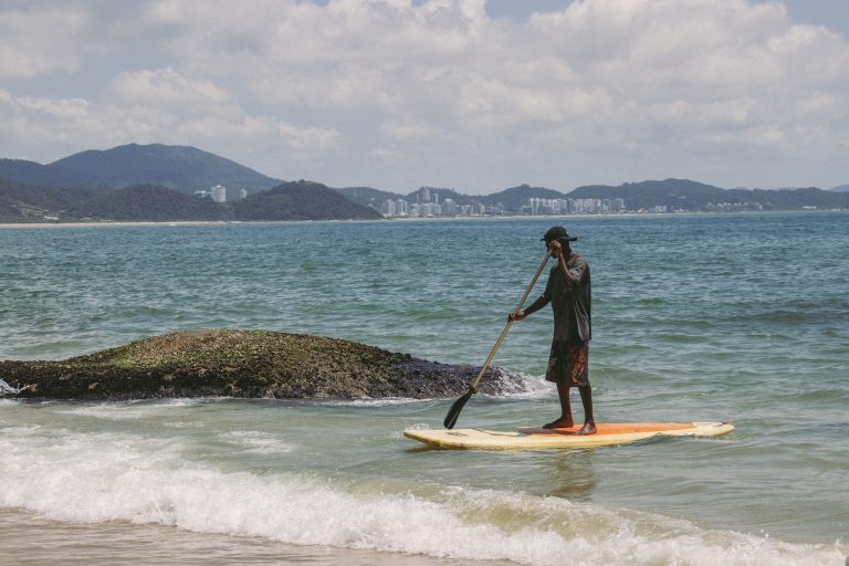 Street photo in Balneário Camboriú, Brazil by Otavio Romano