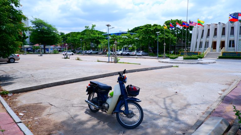 Street photo in Phnom Penh, Cambodia by Mom Sovithyea
