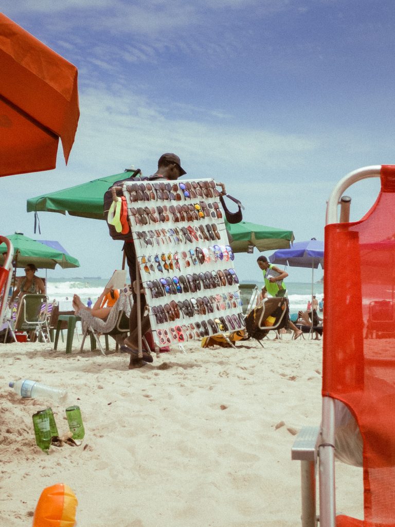 Street photo in Guarujá, Brazil by Arthur Borges