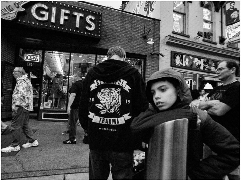 Street photo in Nashville, United States by Caleb Breaux