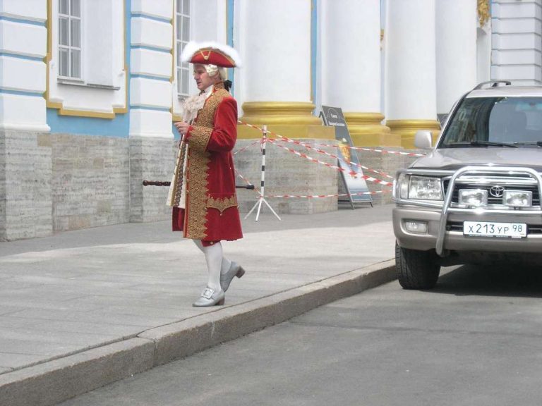 Street photo in St Petersburg, Russia by Feroce Boscaiolo