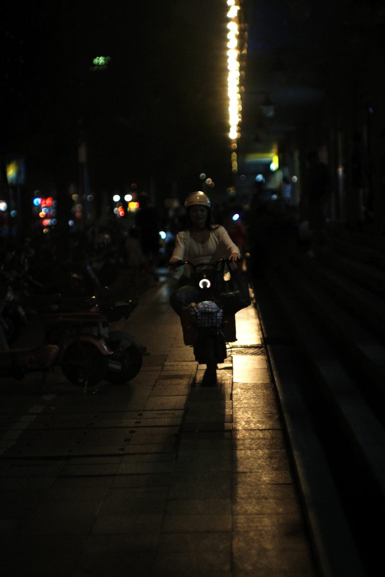 Street photo in Shenzhen, China by Ryan Auyeung