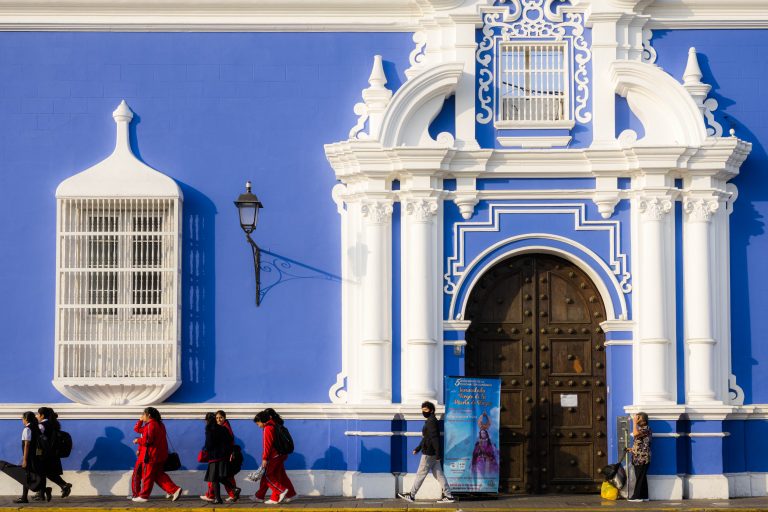 Street photo in Trujillo, Peru by Trevin Blount