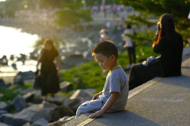 Street photo in Shenzhen, China by Ryan Auyeung