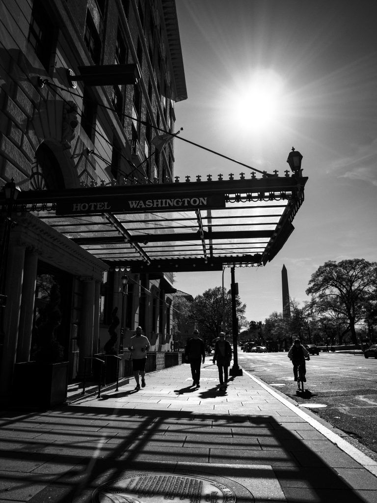 Street photo in Washington, United States by Leo Crespo