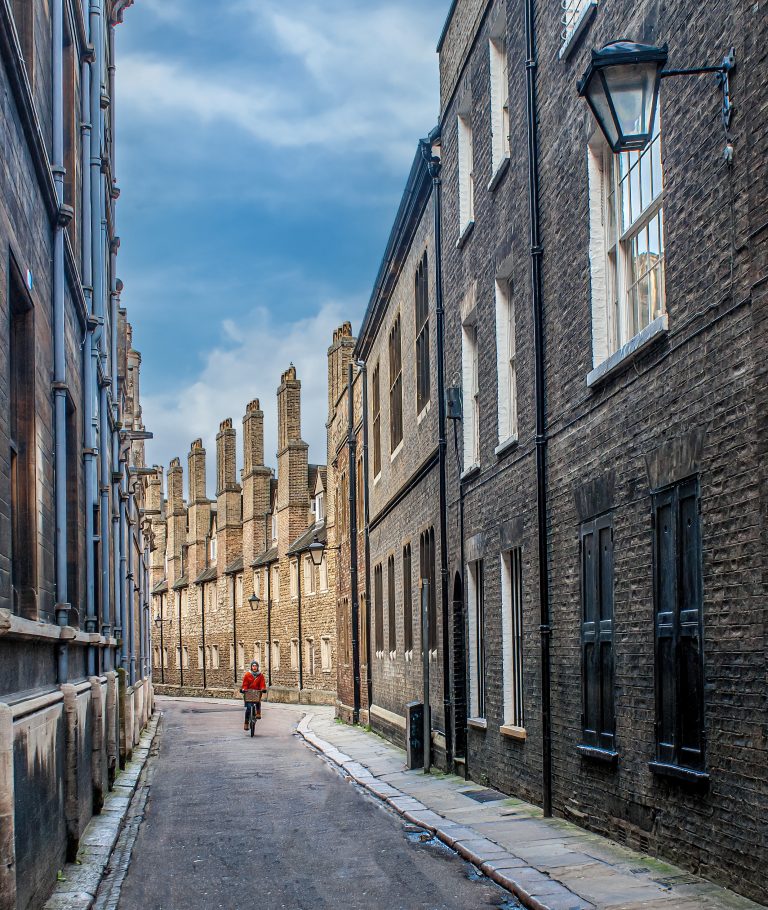 Street photo in Cambridge, United Kingdom by Jan Murphy