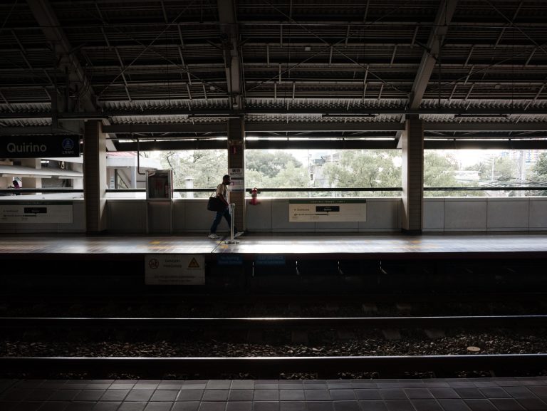 Street photo in Manila, Philippines by Isaiah Talens