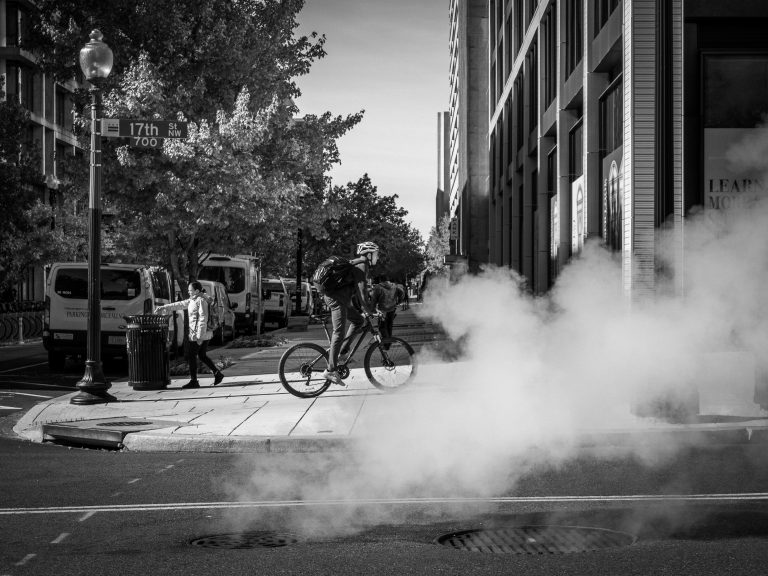 Street photo in Washington, United States by Leo Crespo