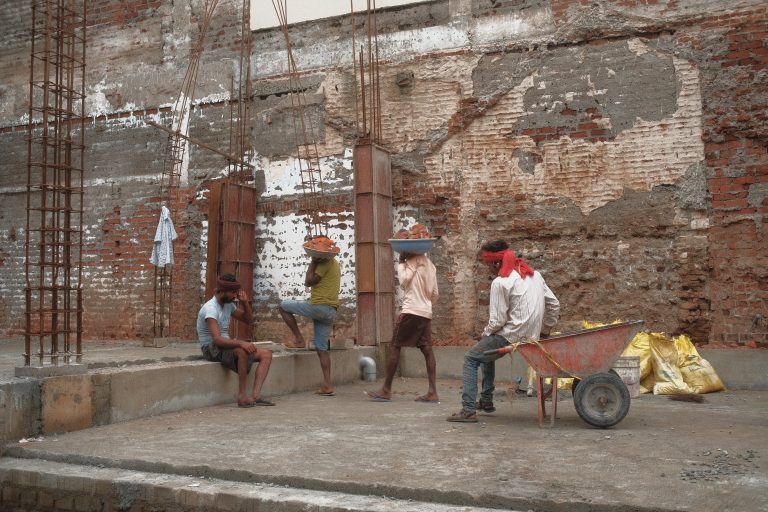 Street photo in Erode, India by Sivasudhan Balamanohar
