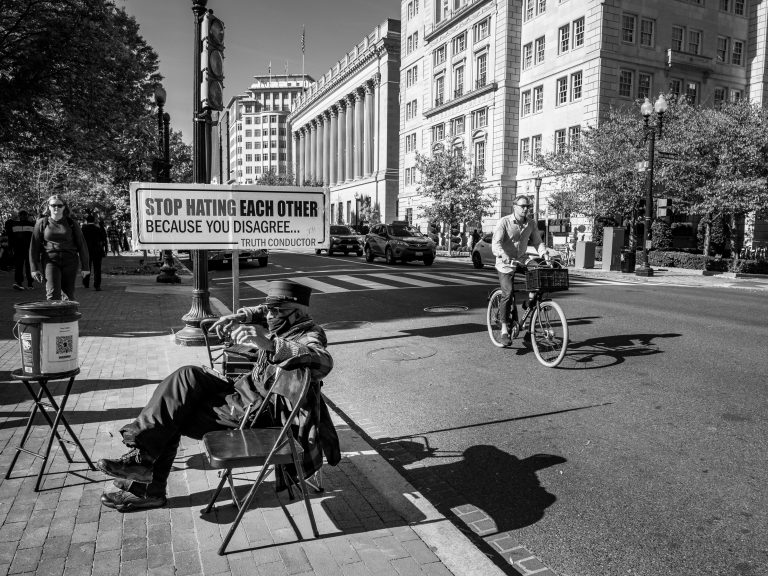 Street photo in Washington, United States by Leo Crespo