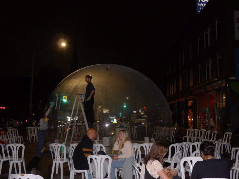 Street photo in Hamilton, Canada by Khwez Beni