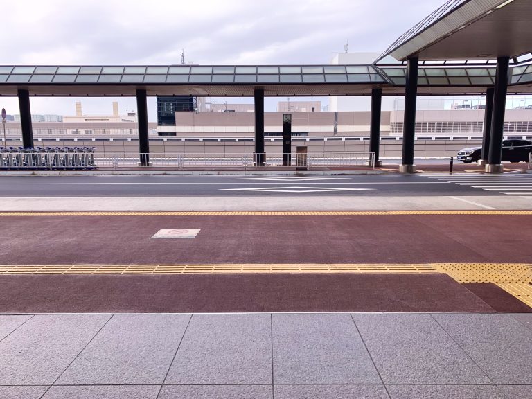 Street photo in Narita, Japan by Seunghyuk Choi