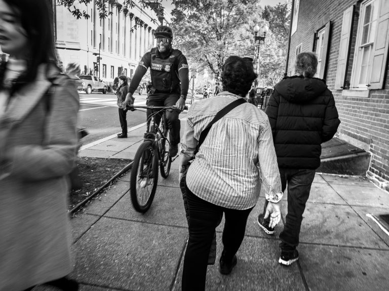 Street photo in Washington, United States by Leo Crespo