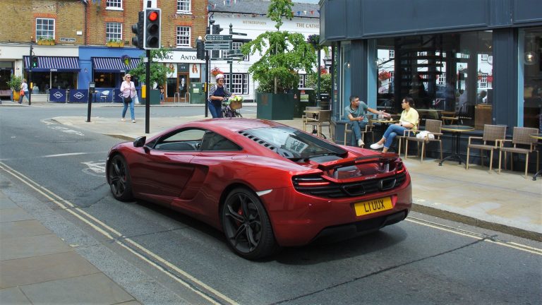 Street photo in Henley-on-Thames, United Kingdom by Nicholas Turner