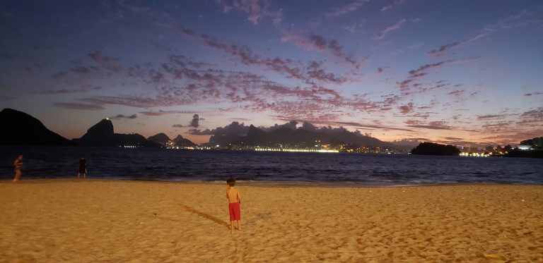 Street photo in Niterói, Brazil by Marcelle Morgan