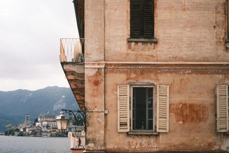 Street photo in Orta San Giulio, Italy by Günther Klebinger