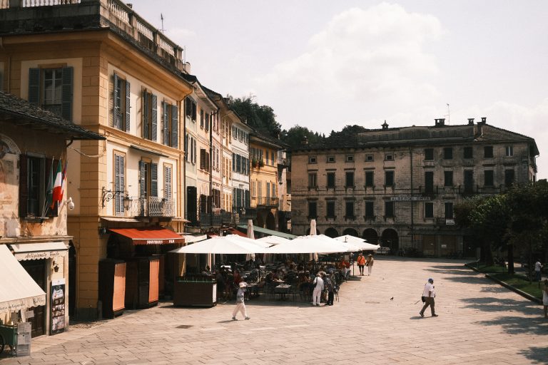 Street photo in Orta San Giulio, Italy by Günther Klebinger