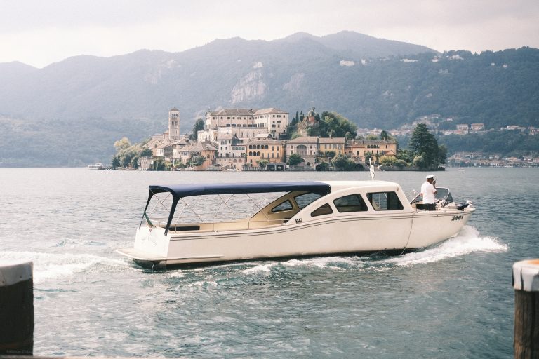 Street photo in Orta San Giulio, Italy by Günther Klebinger
