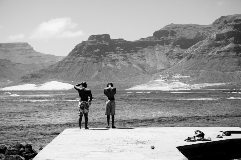 Street photo in Cabo Verde by João Pinetree