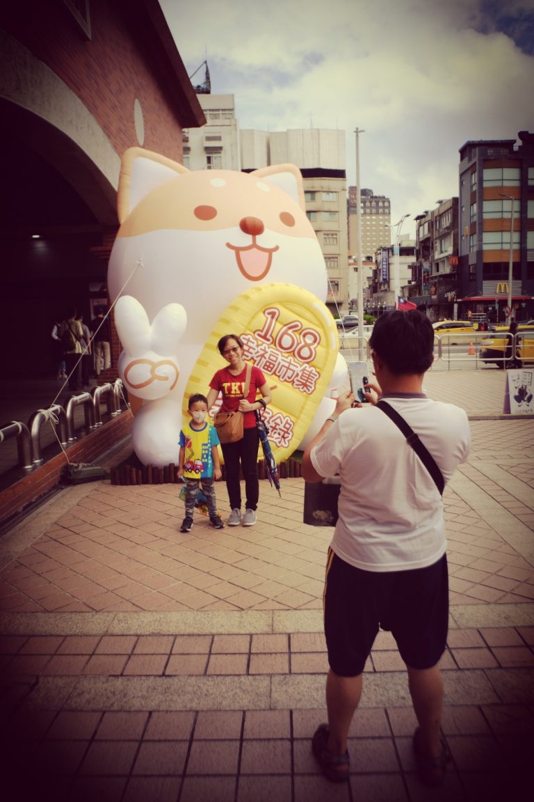 Street photo in New Taipei, Taiwan by Nik TAN
