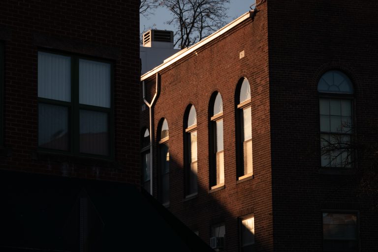 Street photo in Northampton, United States by Anders Helsby