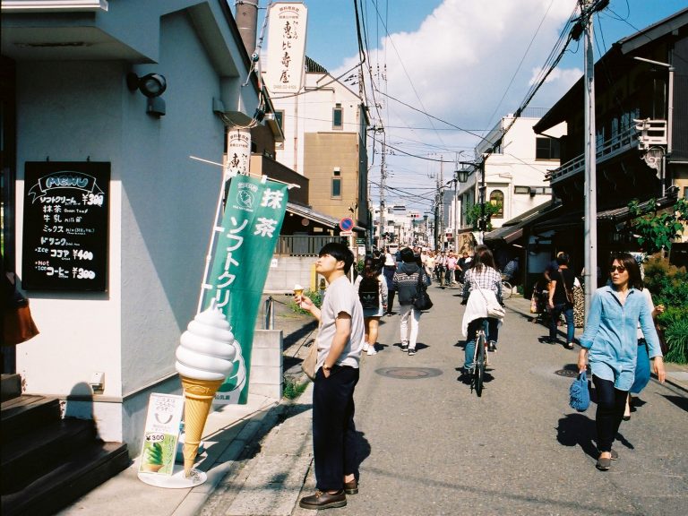 Street photo in Fujisawa, Japan by Noah Bourdeu