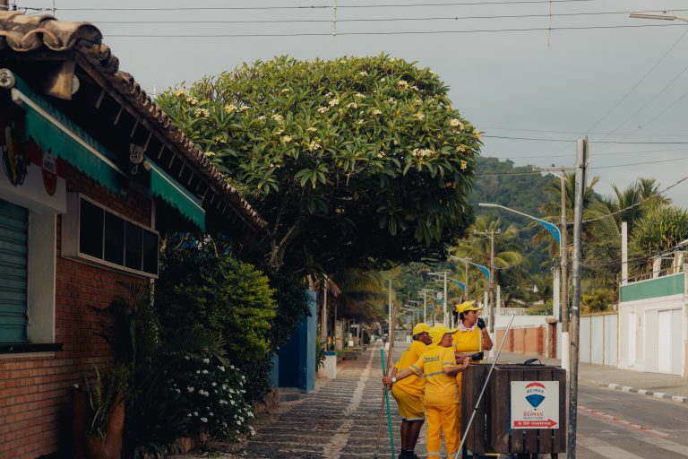 Street photo in Guarujá, Brazil by Pedro Gomes