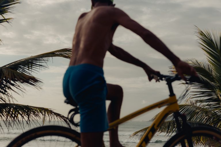 Street photo in Guarujá, Brazil by Pedro Gomes