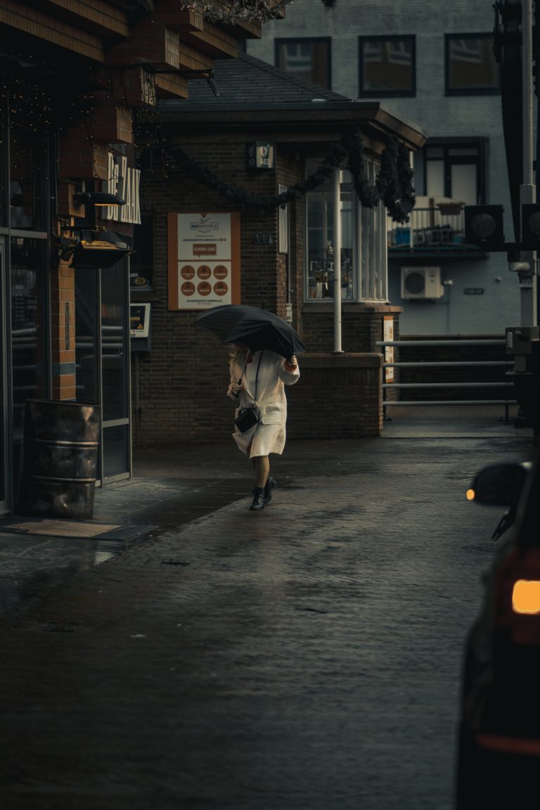 Street photo in Alphen aan den Rijn, Netherlands by Sven Staffeleu