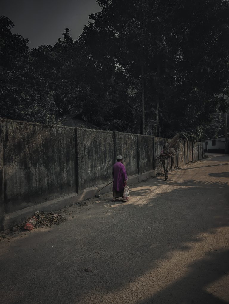 Street photo in Bangladesh by Raian Jihad