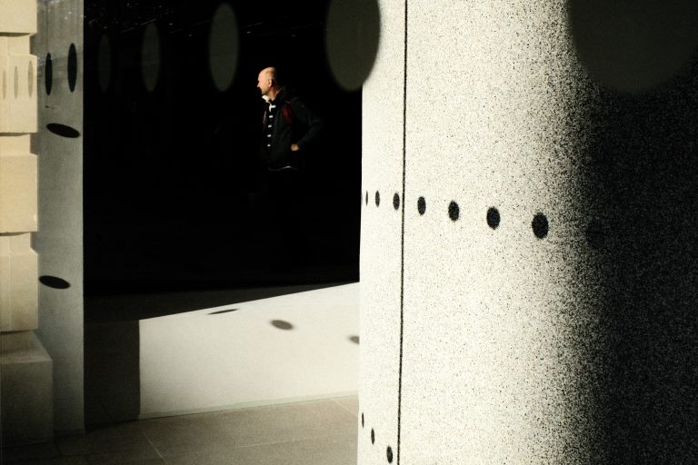 Street photo in Bath, United Kingdom by Robin Chun