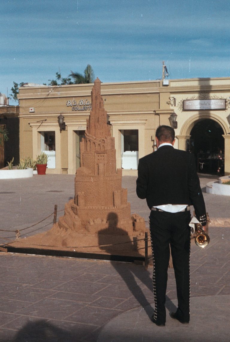 Street photo in Todos Santos, Mexico by Ariwame Reynoso
