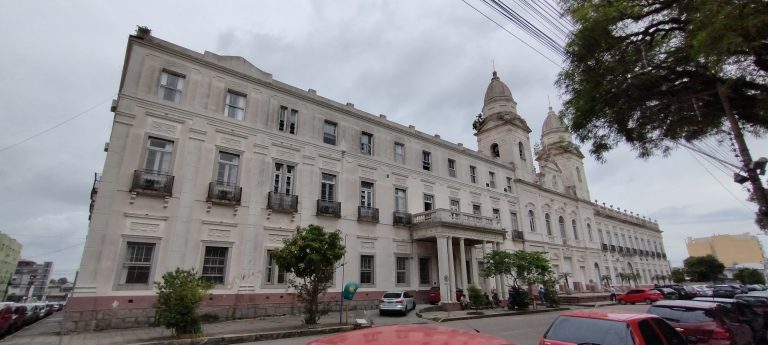 Street photo in Praça Piratinino de Almeida, Brazil by Darlan Calvete