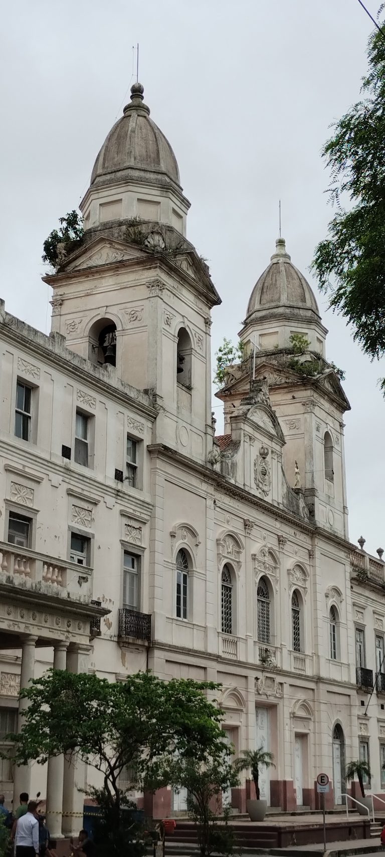 Street photo in Praça Piratinino de Almeida, Brazil by Darlan Calvete