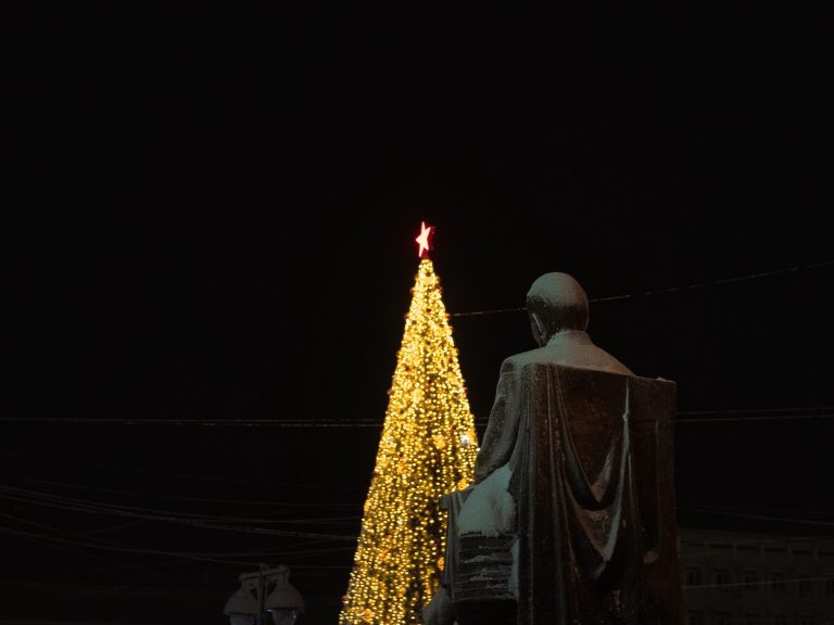 Street photo in Yakutsk, Russia by Aisen Yadrikhinskiy