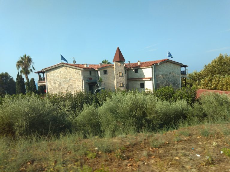 Street photo in Preveza, Greece by Luuk Nieuwenkamp
