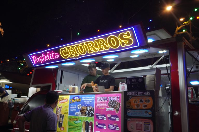 Street photo in Kuala Lumpur, Malaysia by H@řiz Zahin