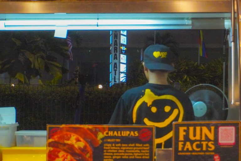 Street photo in Kuala Lumpur, Malaysia by H@řiz Zahin