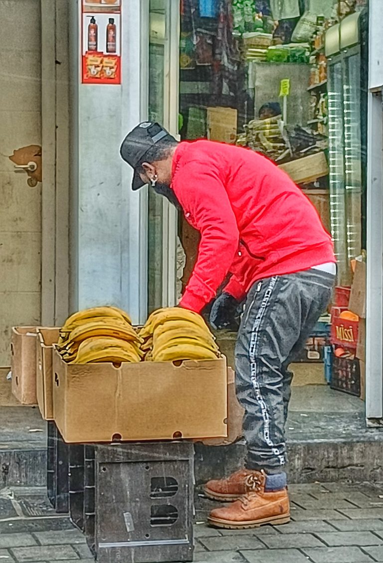 Street photo in Ixelles, Belgium by Lio Day