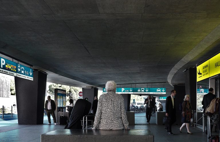 Street photo in Blagnac, France by Helmut Levitt
