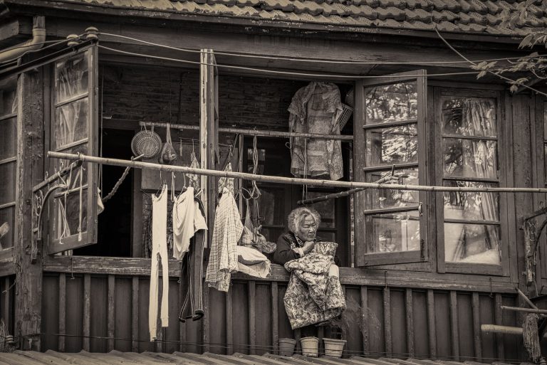 Street photo in Shanghai, China by Arndt Broecker