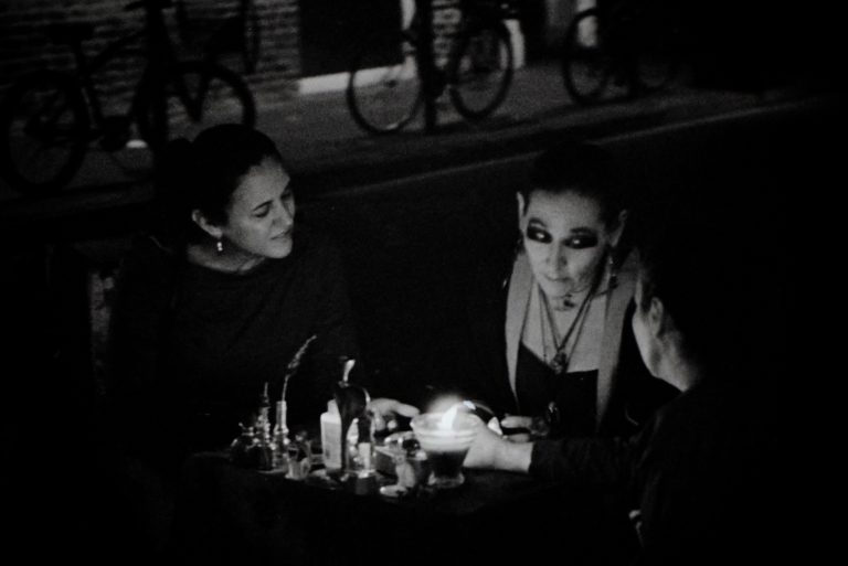 Street photo in New Orleans, United States by Arndt Broecker