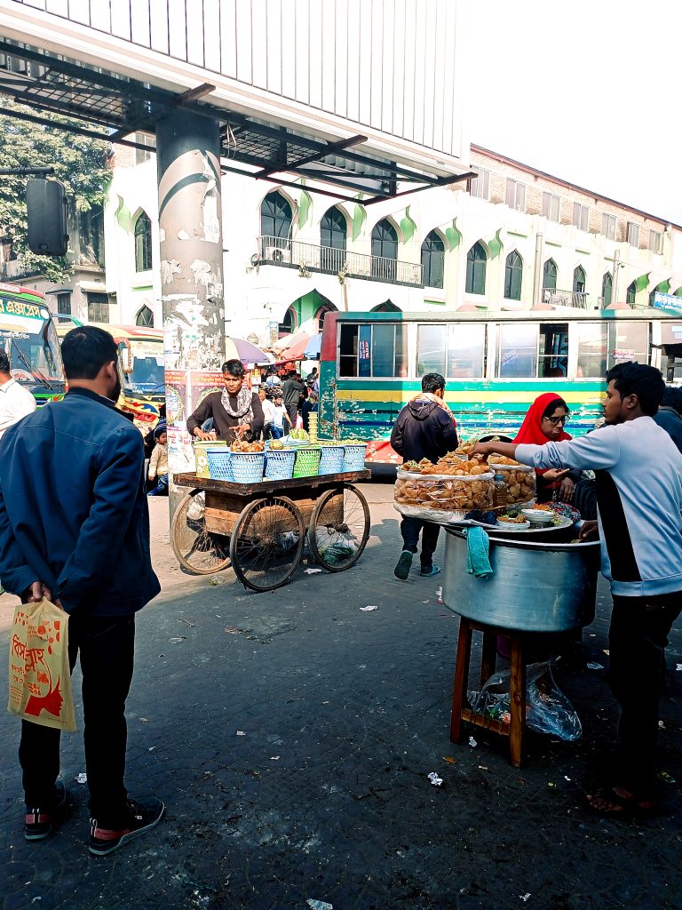 Street photo in Dhaka, Bangladesh by Robinul Islam