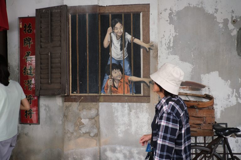 Street photo in George Town, Malaysia by Saan Ho.