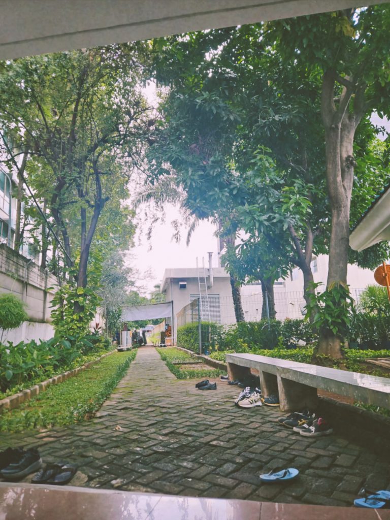 Street photo in Jl. Pulo Mas Timur Blok G, Indonesia by Thama Thama