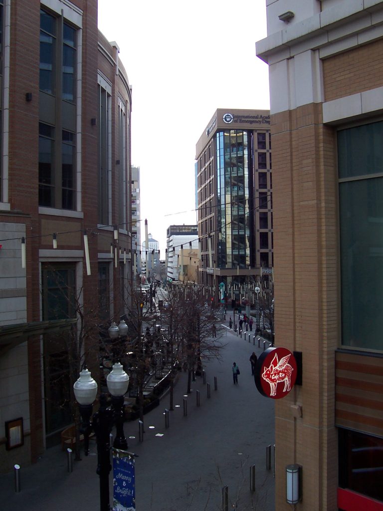 Street photo in Salt Lake City, United States by Andrew Farnsworth