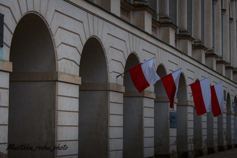 Street photo in Warsaw, Poland by Filip Paśnikowski