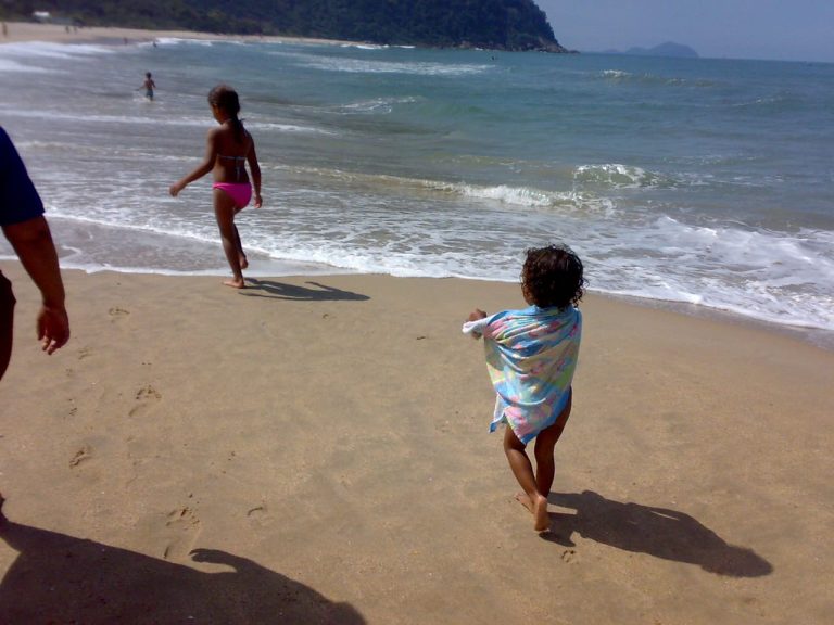 Street photo in Guarujá, Brazil by Evelyn Oliveira