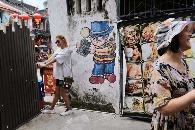 Street photo in George Town, Malaysia by Saan Ho.